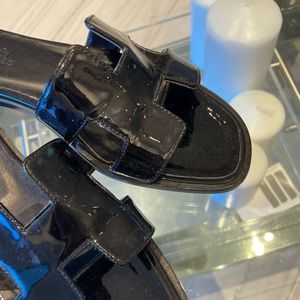 Hermes oran black patent “so black”. Great condition